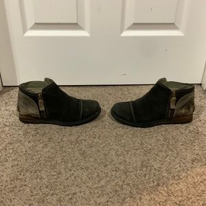 Sorel black tan Chelsea side zip bootie boots sz 6.5